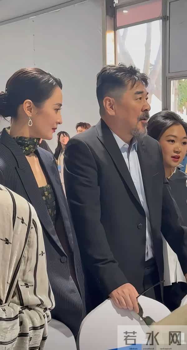 50岁蒋勤勤陪陈建斌现身金鸡：这气质 谁看了不说句“姐姐杀疯了”