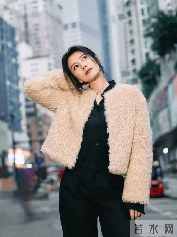 45岁高圆圆又带火了简约穿搭:羊羔毛外套内搭一身黑,高级又洋气
