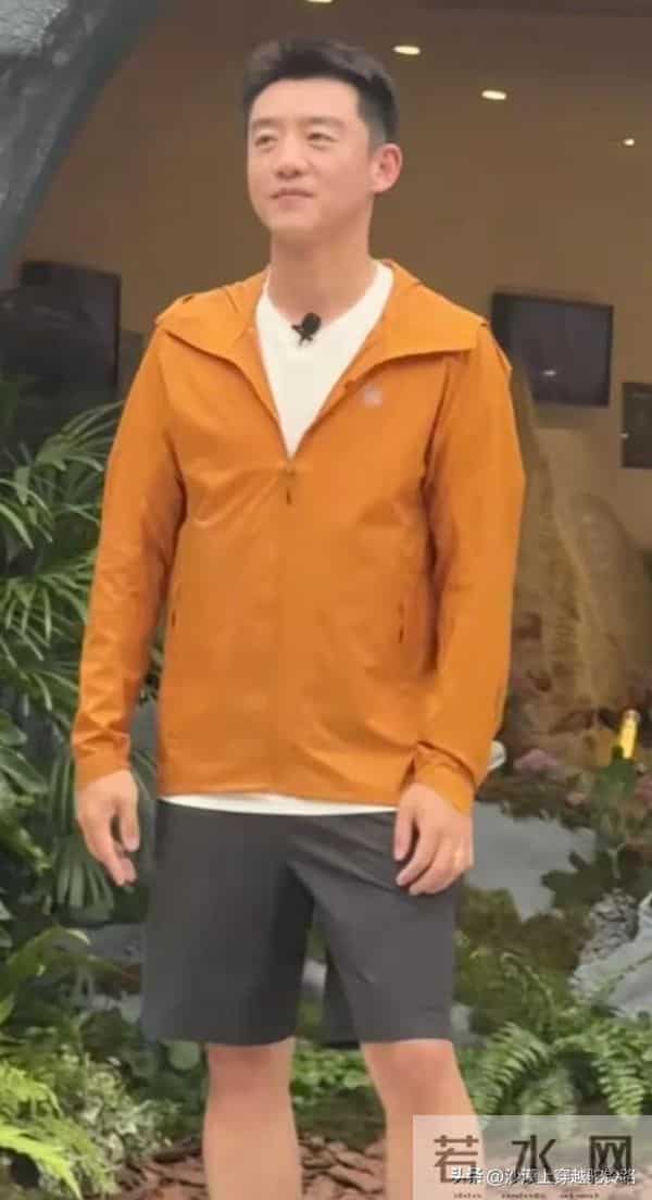 郑恺现身成都 本人不高脚好短 瘦瘦的还是蛮帅的 身材维持的也很好