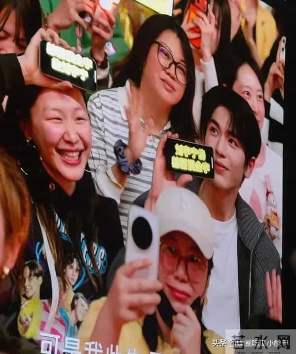 张凌赫金靖现身刘宇宁演唱会，起哄要看刘宇宁腹肌，画面太搞笑了