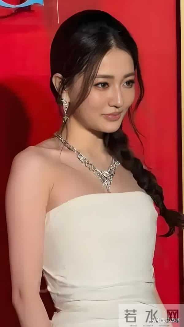 既有少女的清新甜润,又有成熟女性的冷艳疏离 “草原女神 ”徐璐