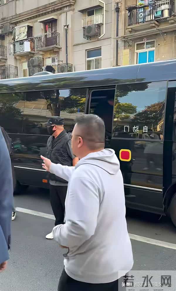 郭德纲王惠出行,司机停车停路中央,工作人员竟伸手拦过路自行车