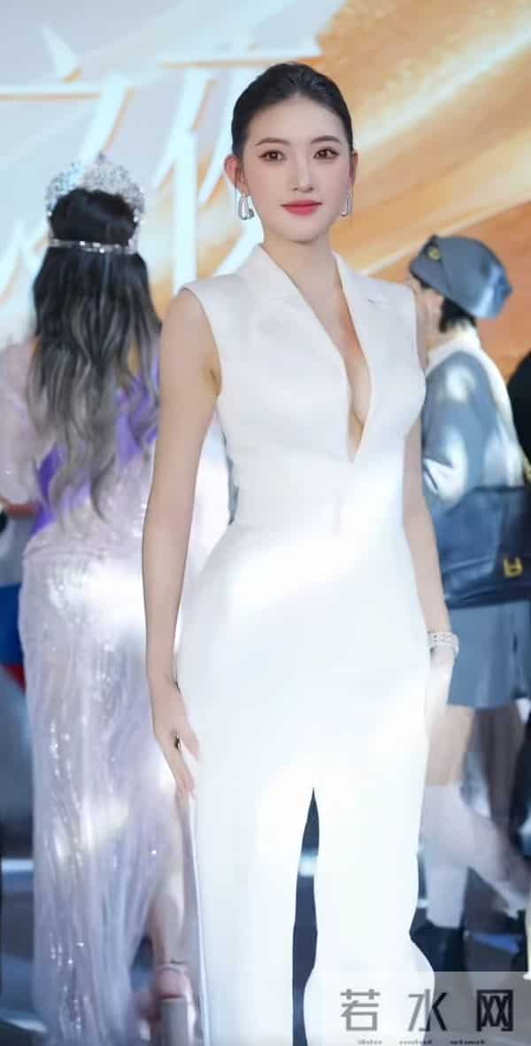 这个身材除了胸，就是腿，简直不要太好了