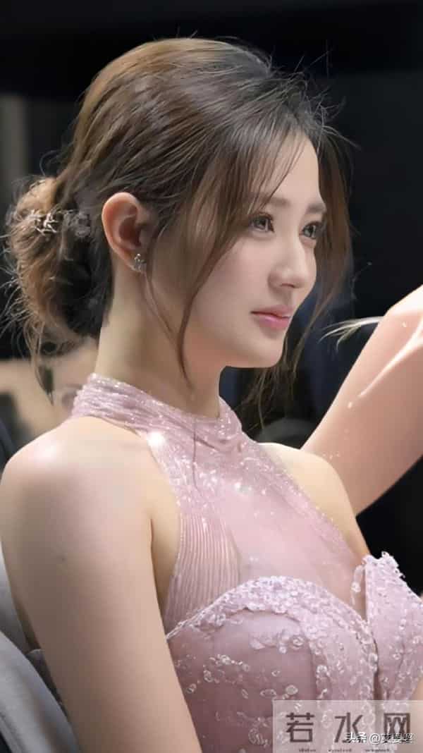 既有少女的清新甜润,又有成熟女性的冷艳疏离 “草原女神 ”徐璐