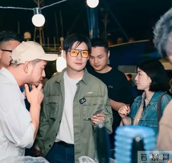 46岁严屹宽和朋友泉州逛街,打扮低调外表好年轻,脸蛋是真抗打啊