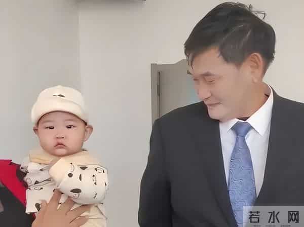 大衣哥：月收入不到60万，但准女婿实在，儿媳懂事，我很知足