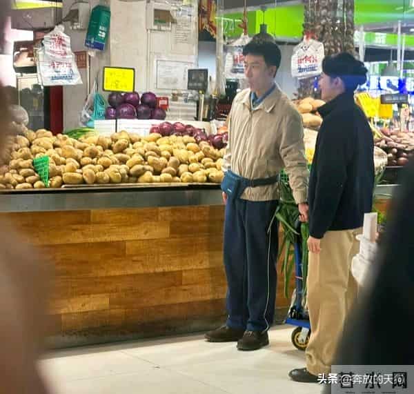 40岁黄轩现身北京一家菜市场买菜,他的打扮土气朴素,苍老了不少