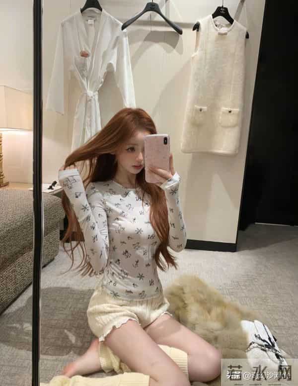 王思聪“最长女友”翻车：1年宠爱喂了狗？懒懒狂甩二手奢侈品！