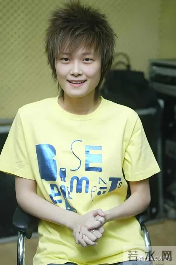 机场偶遇李宇春,穿土黄色棉袄平底鞋,被路人冲撞后眼神凌厉