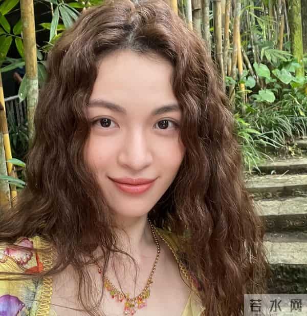 钟楚曦又“抢”C位?这一次合影环节站中间,抢风头争议又来了