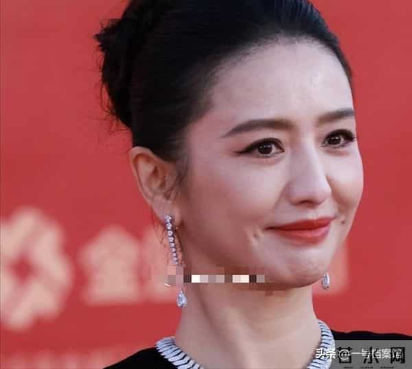 金鸡奖典礼成"照妖镜"，蒋勤勤嘴歪，佟丽娅褶子多，"丑"的很真实