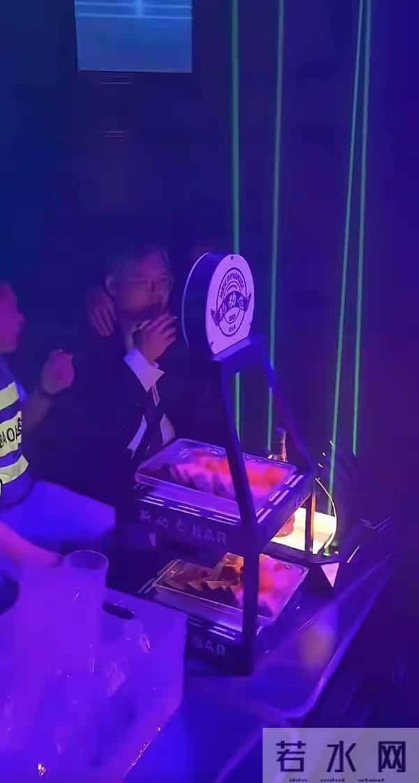 向佑彻底没救了！现身南昌酒吧，新交的女友又胖又颓，烟酒不离手