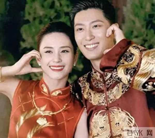 窦骁何超莲被传婚变后首合体,夫妇俩在澳洲冲浪,女方笑得好开心