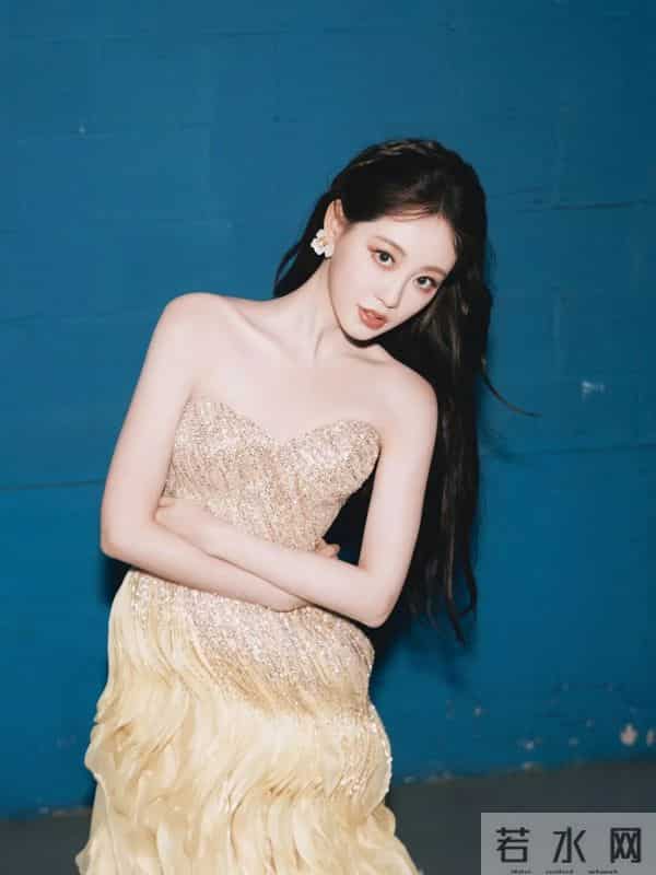 祝绪丹｜鎏金黄裙美出圈！抹胸碎钻裙尽显优雅氛围感