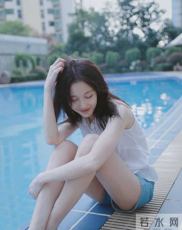 张静雯水边光脚蜷坐,肤白腿嫩,清甜劲儿好勾人