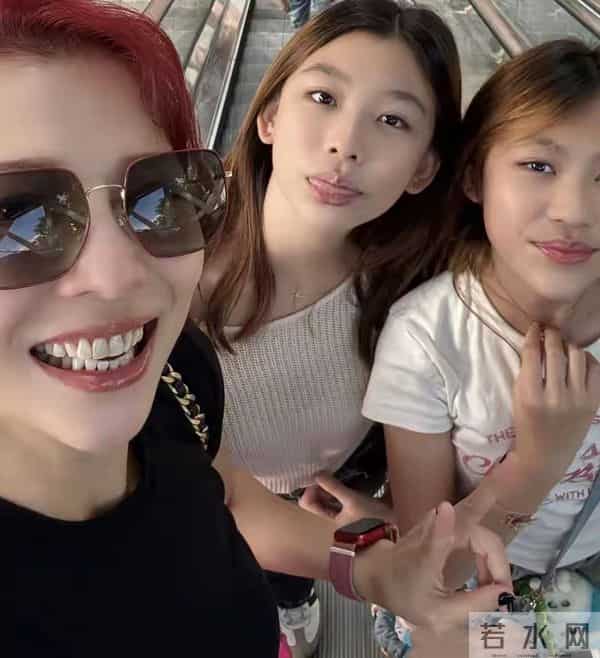 蔡少芬一家给儿子庆生,6岁鱼蛋萌又帅像混血,俩女儿成妈妈翻版