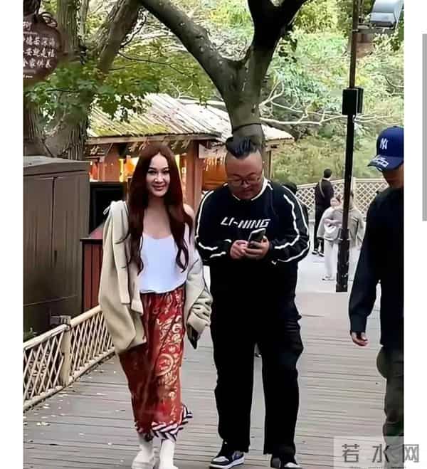 59岁温碧霞普陀山近照引爆全网：美是自由还是越界？