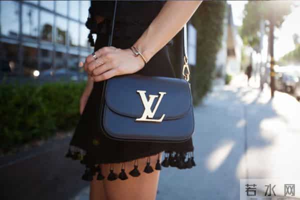 杨紫穿20年前的衣服出席活动，细心看还有污渍和虫洞…