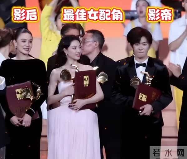 钟楚曦又“抢”C位?这一次合影环节站中间,抢风头争议又来了