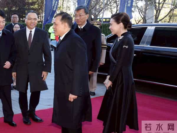 苏提达的审美高级,一袭黑色礼服又瘦又美,中泰混血颜值就是高