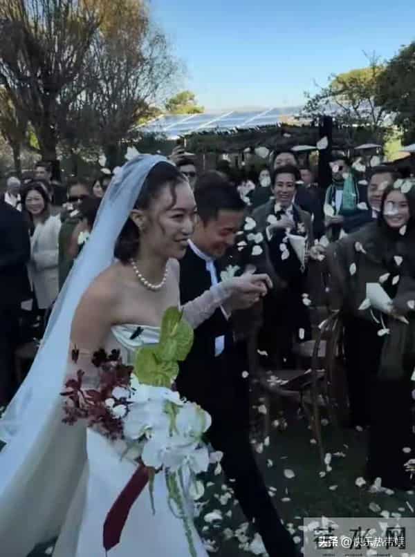 霍震霆朱玲玲出席三儿子婚礼，现场布置简单，不及当年霍启刚婚礼