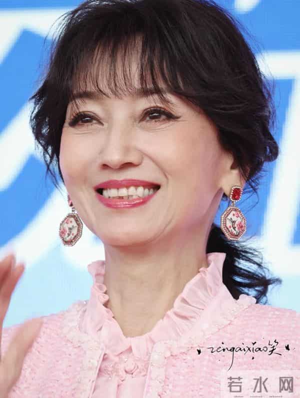 72岁赵雅芝太拼!穿高开叉裙跳“擦边”舞,累到大喘气还敲架子鼓