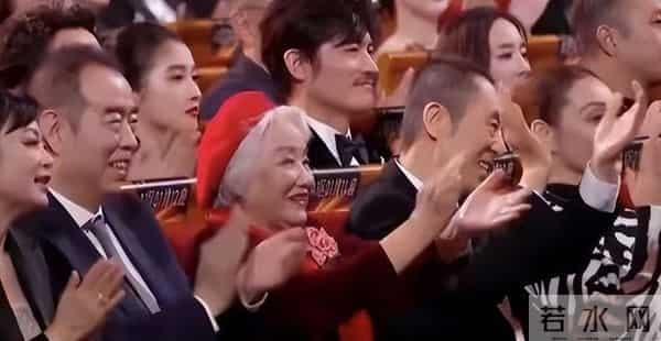 这一夜，金鸡奖成“照妖镜”姚晨脸肿，蒋勤勤歪嘴，佟丽娅褶子多