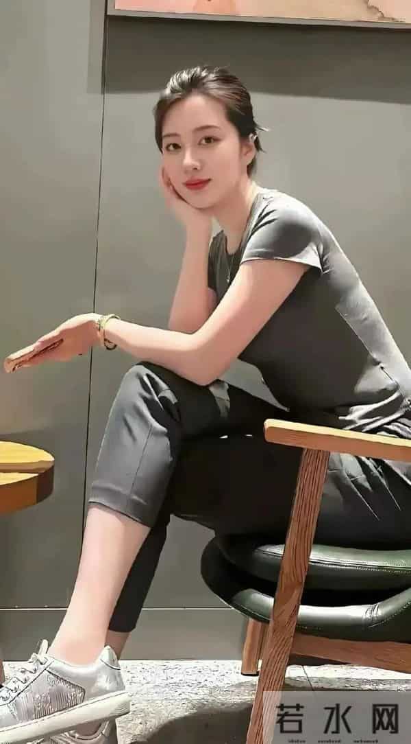 她这大身板,也太完美了吧,目测身高180,长相不输明星