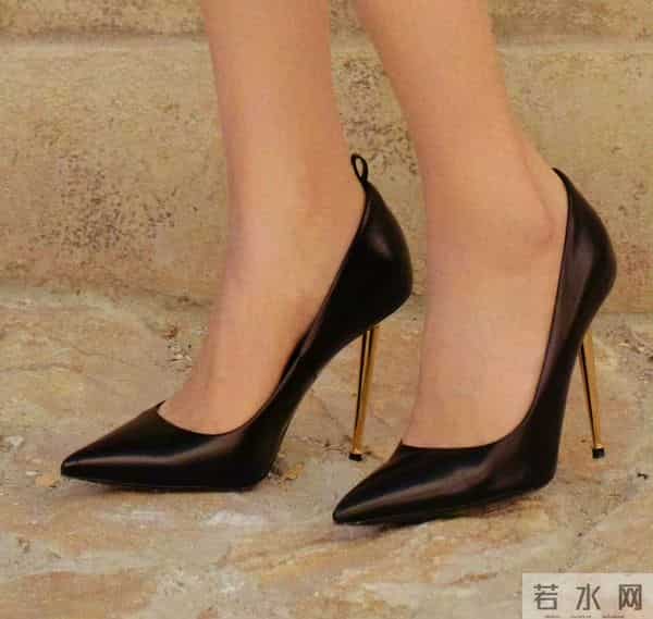 佟丽娅大长腿黑色尖头细高跟鞋