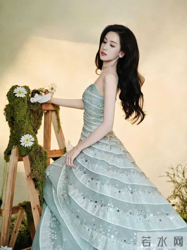 陈都灵性感抹胸裙写真，这也太美了