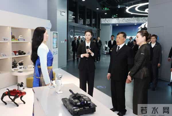 泰国王后在北京参观机器人好惊艳！收腰小套装配蝴蝶结胸针，真美