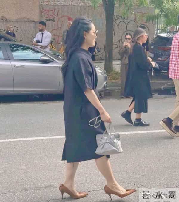 62岁章小蕙巴黎街头被偶遇,她穿着黑裙,身材五五分,不过好年轻