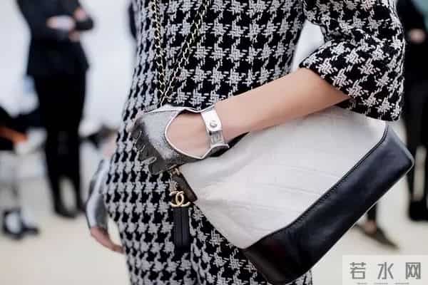 杨紫穿20年前的衣服出席活动，细心看还有污渍和虫洞…