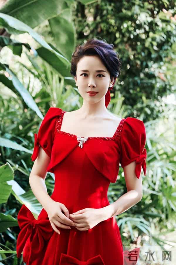 颜丹晨成电影红毯女王,红色泡泡裙惊艳全场,宋佳封后印小天蹭流