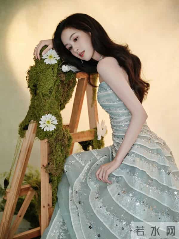 陈都灵性感抹胸裙写真，这也太美了