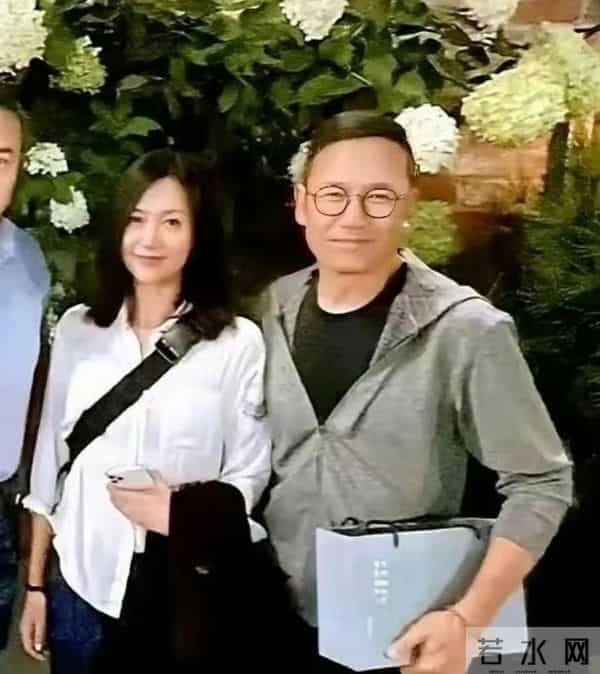 徐静蕾、苗侨伟夫妇和好友在加拿大聚餐。