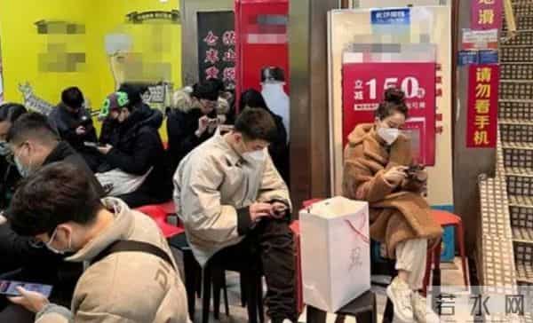 左小青撸串太接地气!穿大衣露脚踝时髦减龄,48岁嫩得像个小姑娘