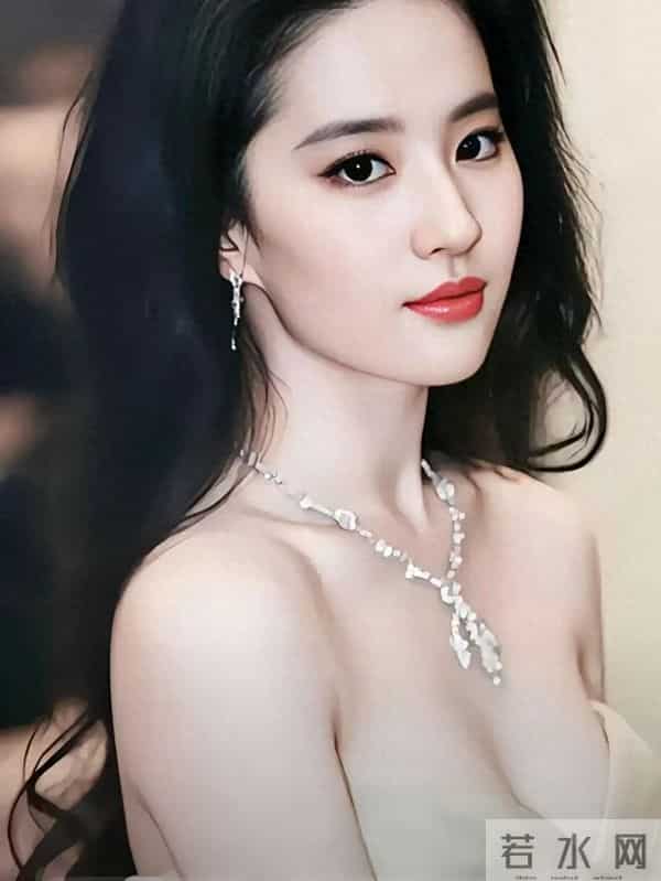 刘亦菲最好看的三张照片。秀发红唇，袒露香肩
