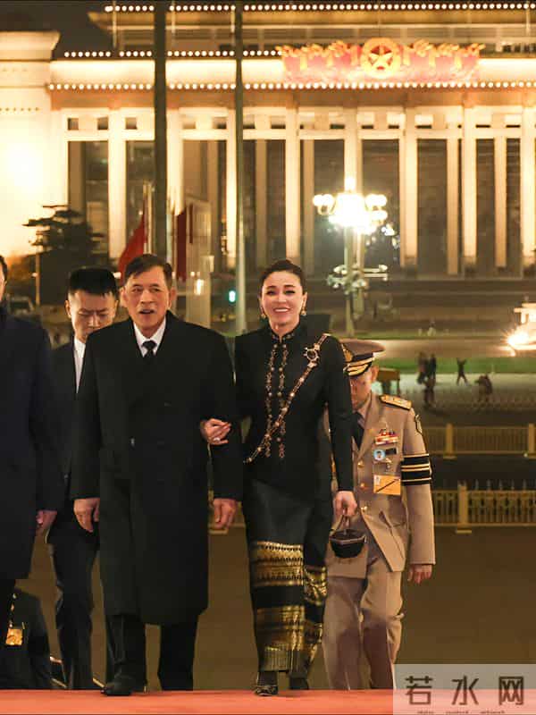 苏提达晚宴造型好美，黑金配色礼服雍容华贵，遗憾未佩戴王冠