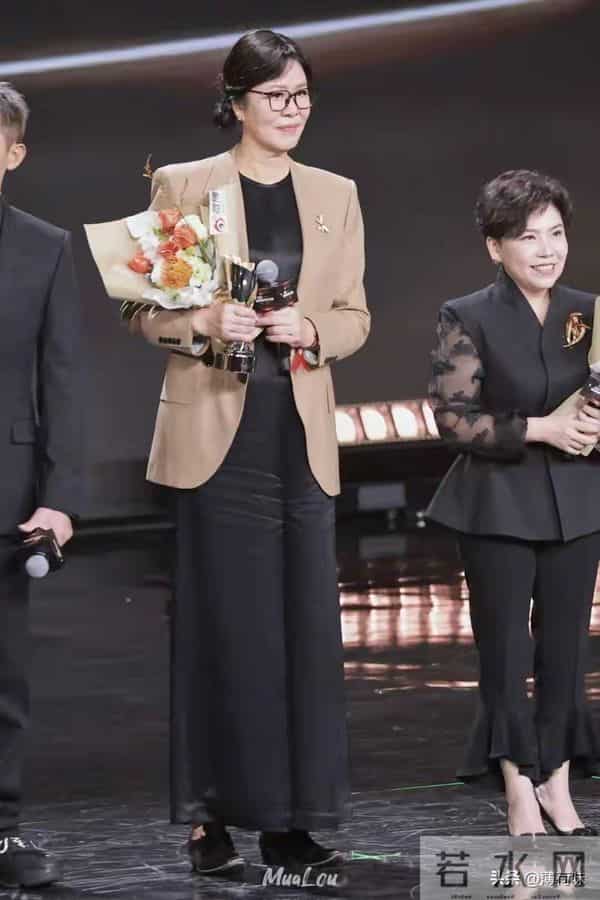 65岁郎平与52岁邓亚萍同框,一个医美后回春,一个美的原生态