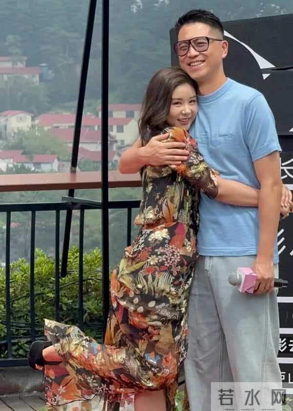 40岁李小萌晒精修美照！皮肤水灵有少女感，开豪车却被嘲无富婆相