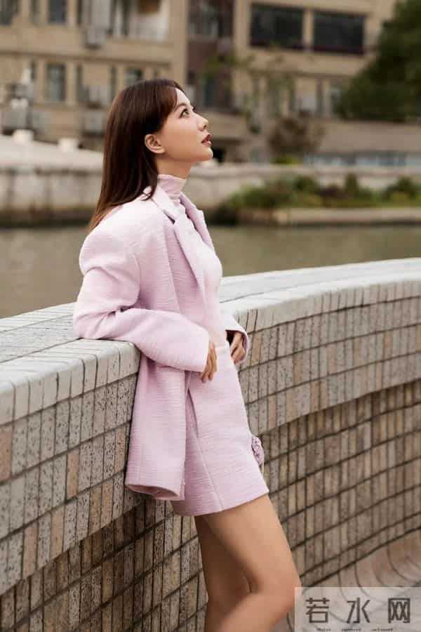 王珞丹还是那么爱穿肉色丝袜