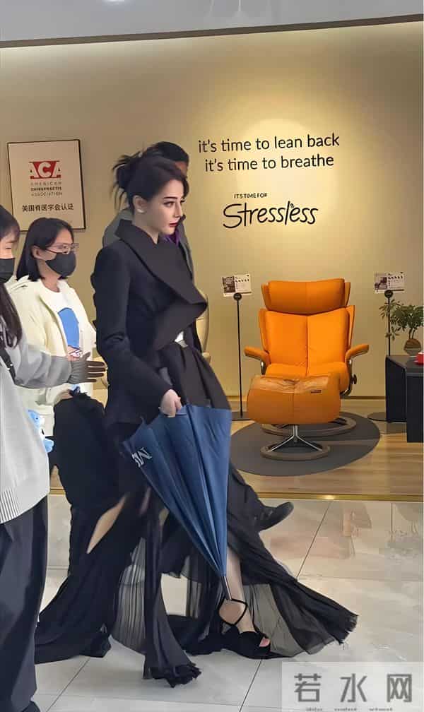 迪丽热巴现身南京!脖子前倾严重依旧在咳嗽,给主持人打伞好暖心