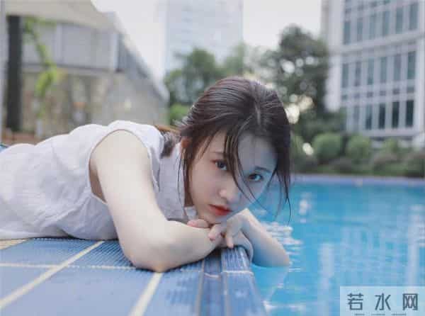 张静雯水边光脚蜷坐,肤白腿嫩,清甜劲儿好勾人