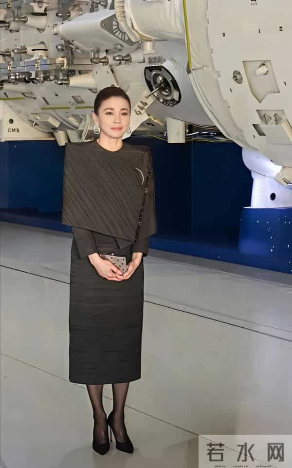 泰国王后“斗篷裙”封神！正式场合高级感穿搭公式，普通人直接抄