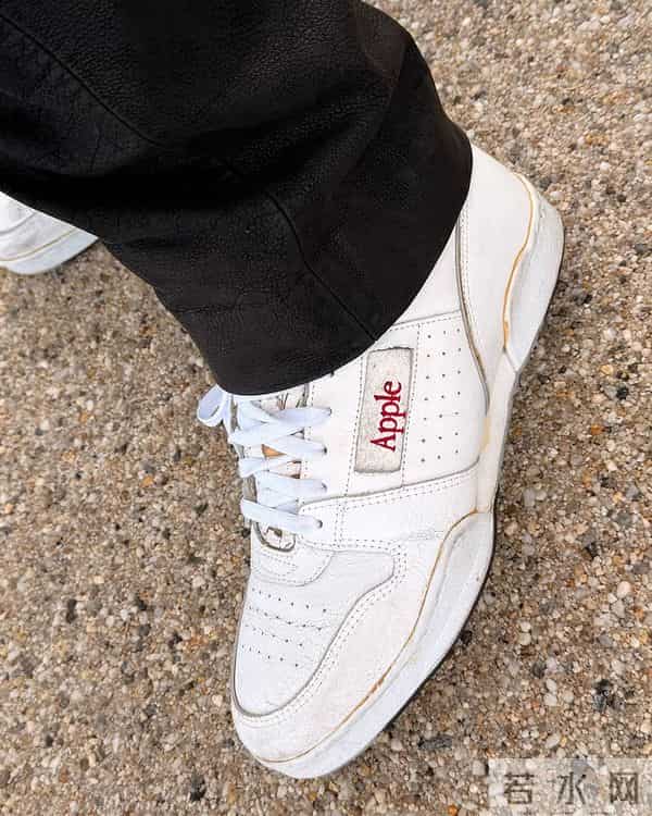 苹果 CEO 又穿球鞋!这次是「闪电倒钩」!