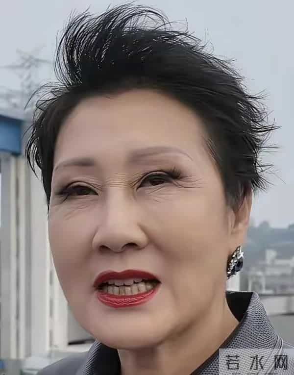 闫妮素颜曝光显老态,网友抓拍明星,高清镜头下,原来她们长这样