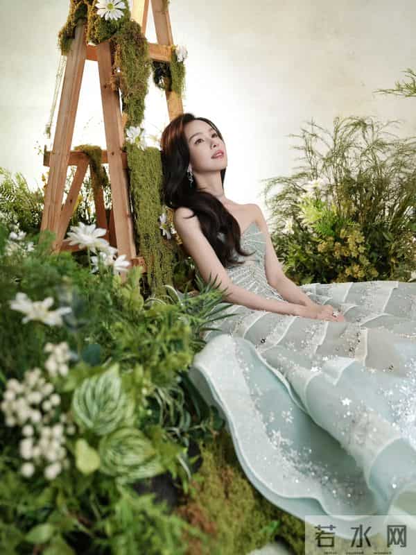 陈都灵性感抹胸裙写真，这也太美了