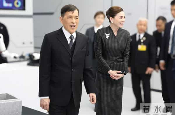 泰国王后在北京参观机器人好惊艳！收腰小套装配蝴蝶结胸针，真美