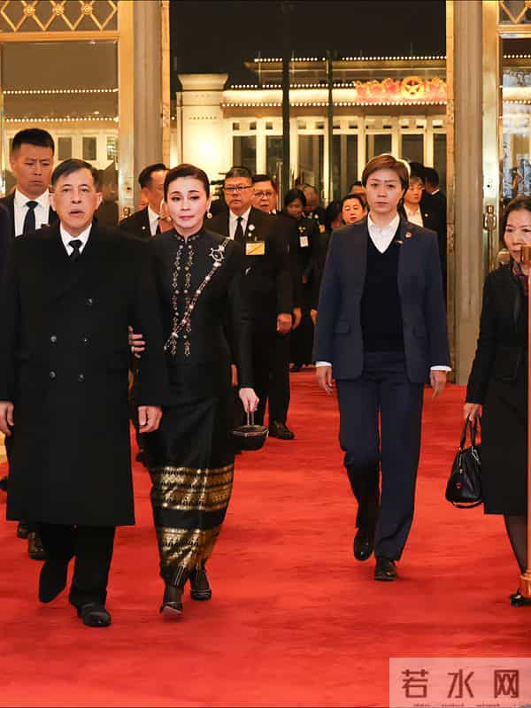 苏提达晚宴造型好美，黑金配色礼服雍容华贵，遗憾未佩戴王冠